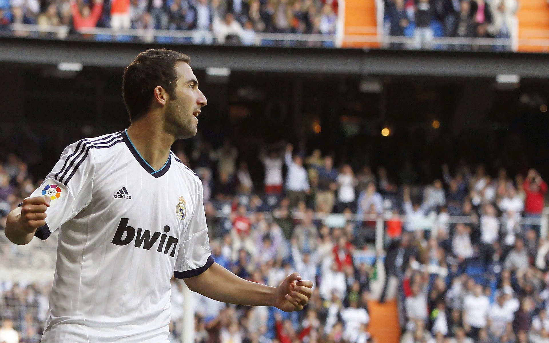 联赛中场焦点：掌握比赛主动权的关键人物，中场能力