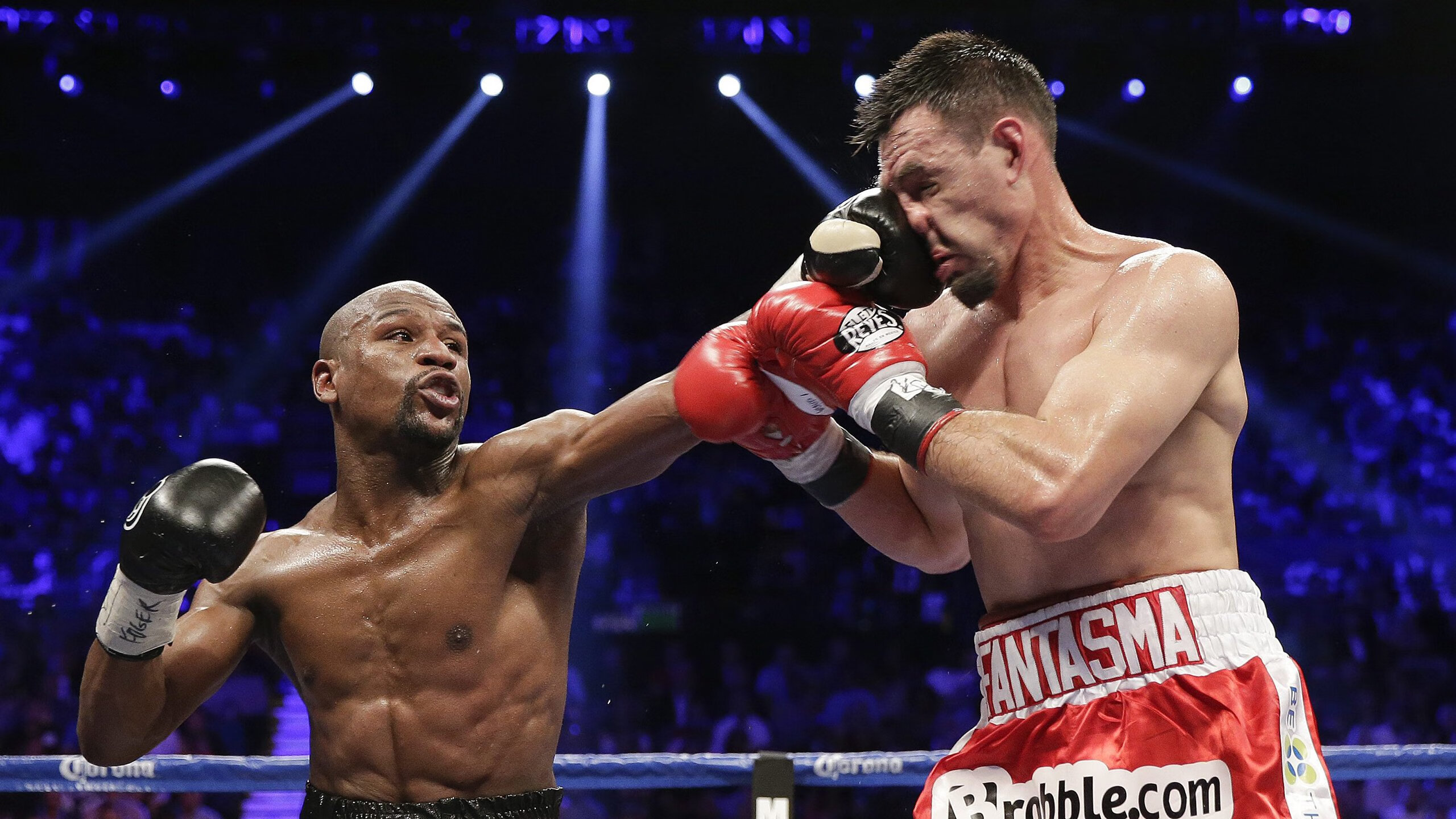 “腰旗橄榄球：成都七中东部赛场新运动体验，赛况惊心动魄”